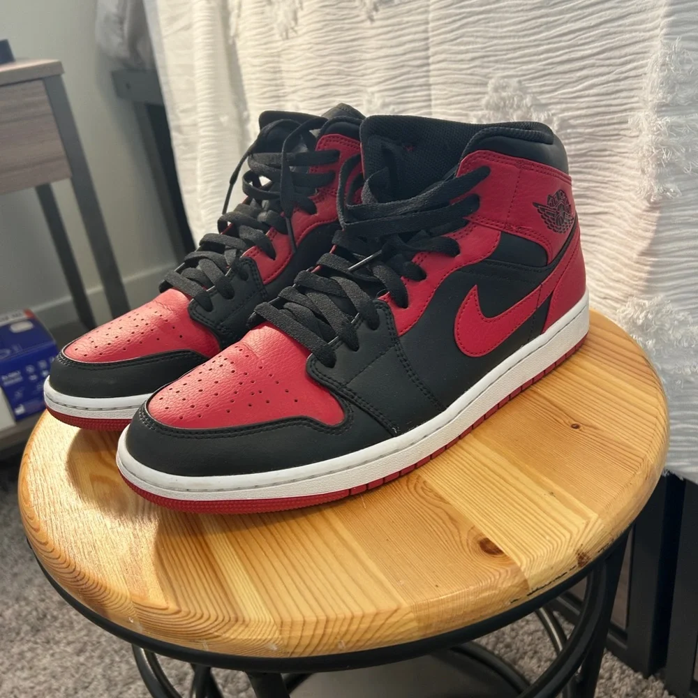 Jordan 1 Mid Banned (2020) - Picture 3 of 9